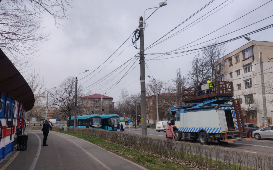 UPDATE. Circulaţia tramvaielor, afectată în zona Stadionului "Oţelul" (FOTO)