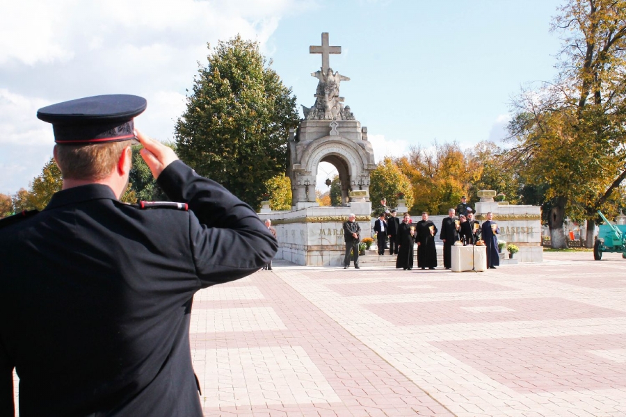 ZIUA ARMATEI la Galaţi. Monumentul Eroilor a fost asaltat de membri de partid (FOTO)