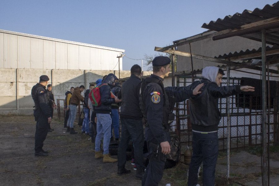 FOTO/ Teroare printre bobocii de la "Dunărea de Jos": 22 de studenţi au fost săltaţi de mascaţi din Grădina Publică