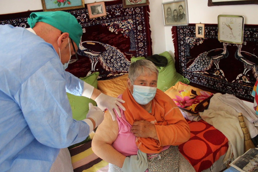 O echipă a Spitalului Militar îi vaccinează împotriva COVID-19 pe gălățenii din satele izolate