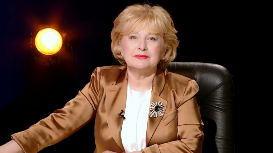 Se întorc profesioniştii! Măcar la televizor...