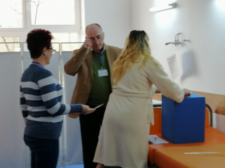 Peste 300 de gălăţeni au votat în spital