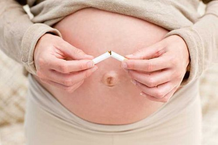 Femeile însărcinate, PLĂTITE pentru a renunţa la fumat. UNDE se întâmplă asta