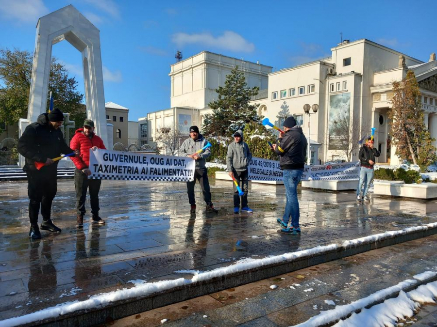 Protest cu șase taximetriști dintr-o mie, în față la Prefectură (VIDEO)