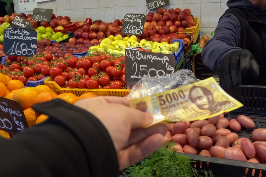 Ungaria obligă retailerii să ieftinească alimentele