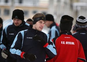  Jaka Stromajer (cu faţa) are deja două antrenamente cu noua sa echipă, Oţelul Galaţi