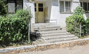 Din bloc, direct pe carosabil