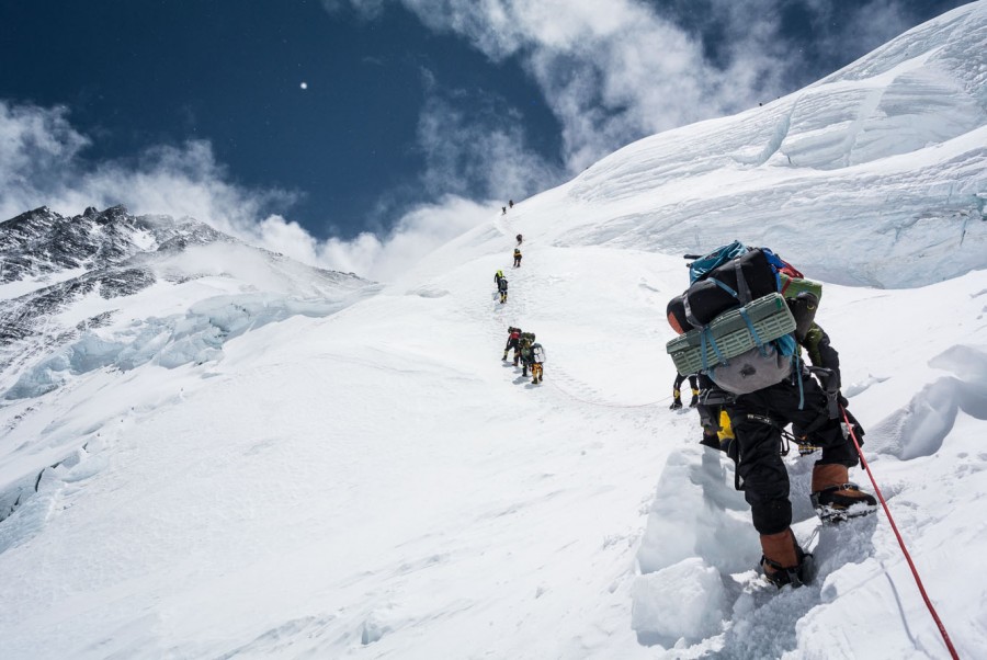 În Himalaya, un alpinist gălăţean e la câteva ore de a fi pe Everest (Galerie FOTO - imagini incredibile)