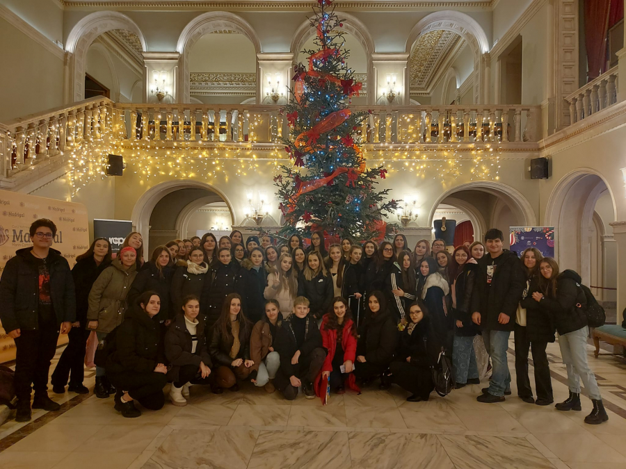 Corul de la Colegiul „C. Negri” a cântat cu Madrigalul în concertul de Crăciun de la Operă