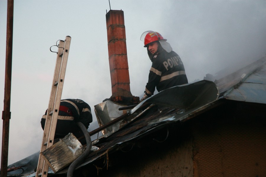 Incendiu! Două case au ars din cauza unei sobe