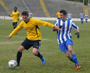 Vali Munteanu (dreapta) are şansa ca din februarie 2012 să joace în Liga I