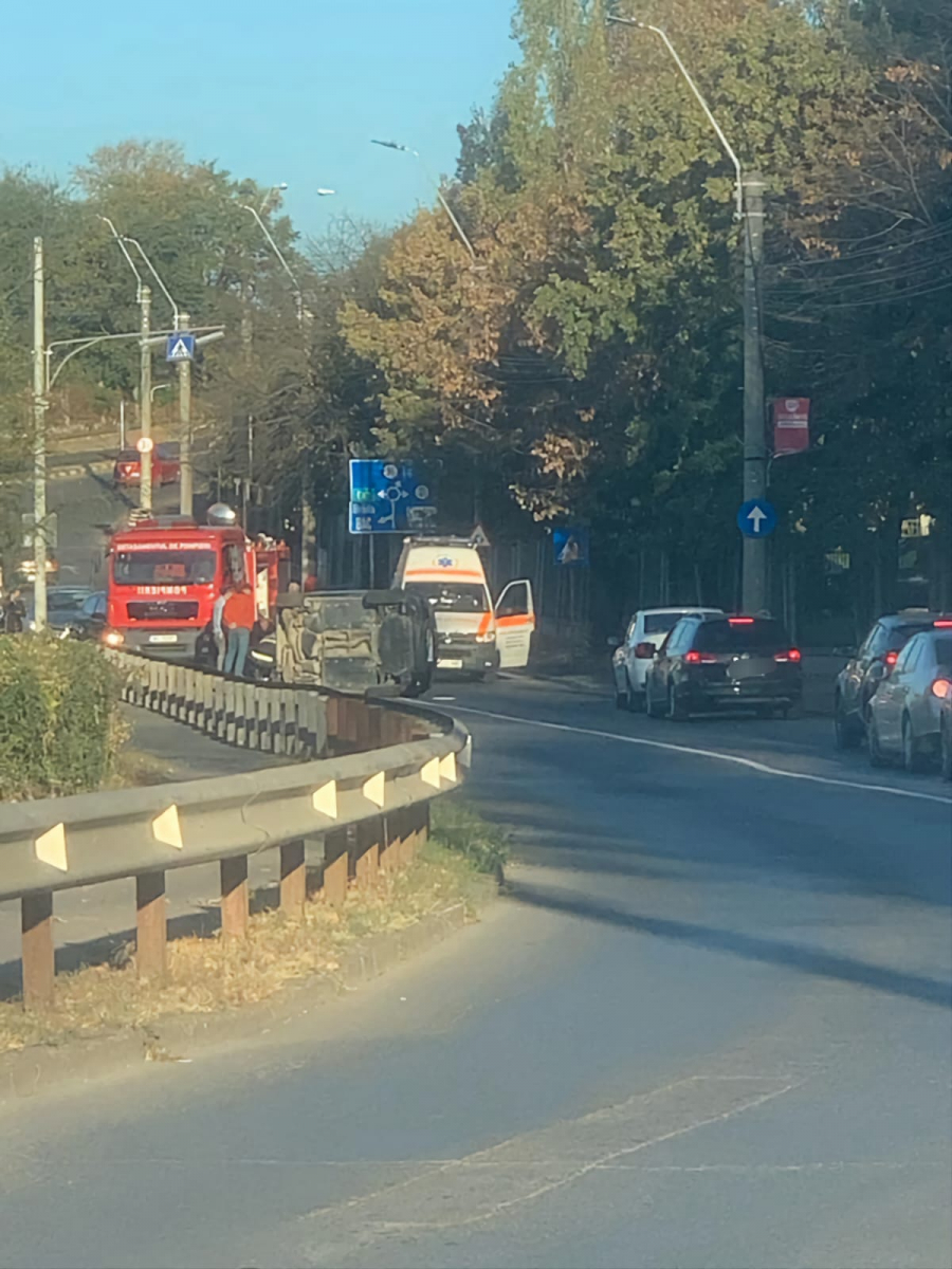 UPDATE: Accident grav în Galați. Femei lovite pe trecere și o mașină răsturnată la Grădina Botanică