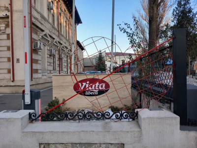 „Viața liberă” răsplătește iubirea, de Dragobete. Pune un lacăt pe inima din fața sediului şi poţi fi premiat!