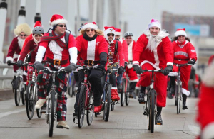 Fii Moş Crăciun sau Crăciuniţă pe bicicletă!