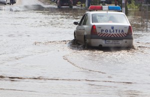 Traficul rutier pe mai multe drumuri din judeţul Galaţi este restricţionat din cauza precipitaţiilor abundente