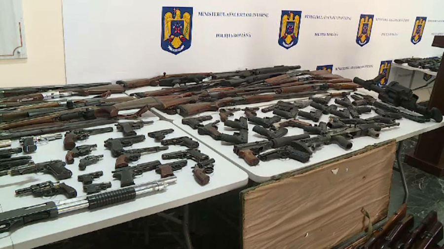 Sute de percheziții după valul de comenzi online de arme