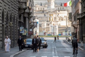 Papa Francisc, pe jos, pe străzile pustii