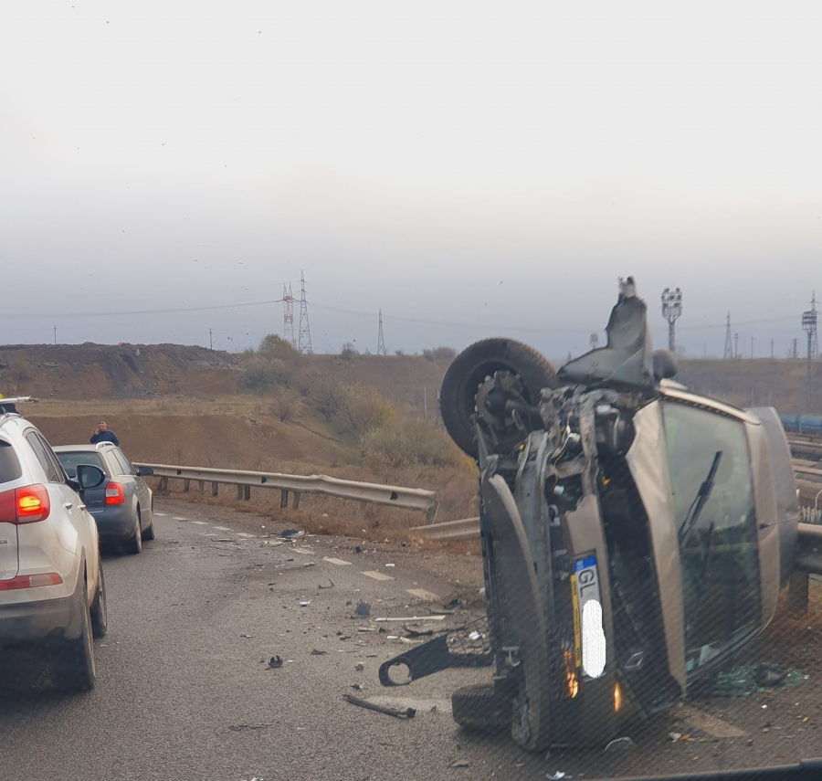 Accident spectaculos în curbă, lângă Galați. Mașină răsturnată după o tamponare