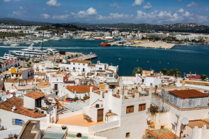 Cât costă o vacanță la Ibiza - orașul cu cele mai multe cluburi din Europa