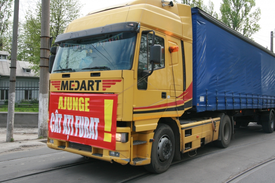 În pragul revoltei! - Transportatorii, indignaţi de preţurile la combustibil