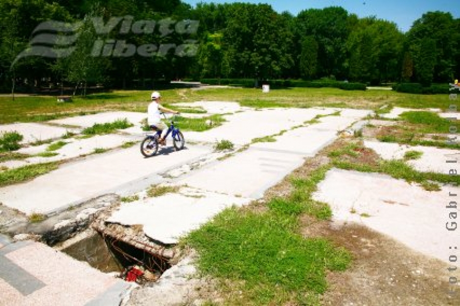 O groapă de pe locul fostului Cazino se cere acoperită!