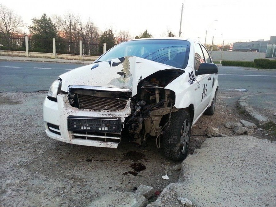 Ciocnire de Paşti, în Galaţi. Un taxi a vrut să zboare peste indicatoare (FOTO)