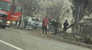 Doi tineri din Galaţi au murit într-un grav accident rutier. BMW-ul s-a zdrobit de un monument