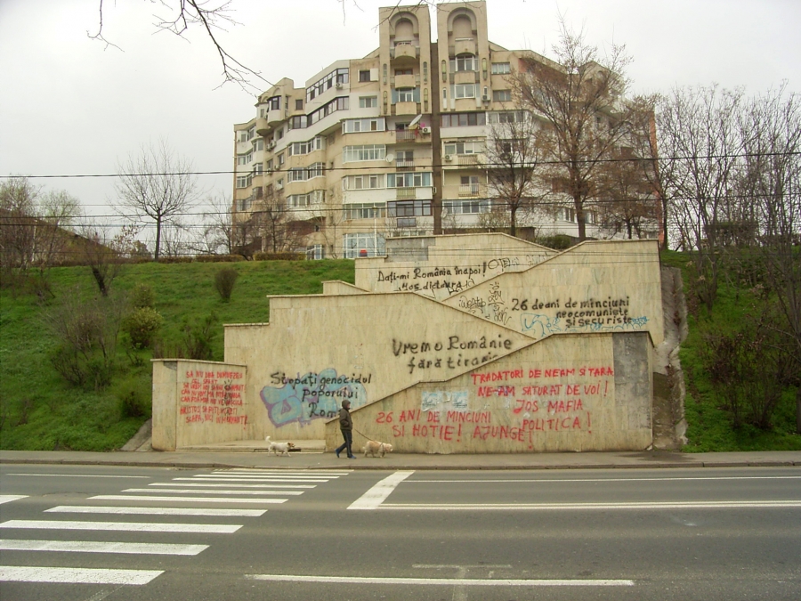 Faleza… politică/ Un "manifest" gigant, mâzgălit pe piatră