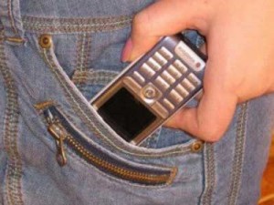 Atenţie unde vă ţineţi telefoanele! O femeie a rămas fără mobil în Piaţa Centrală
