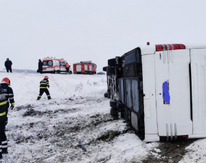 UPDATE: Vreme extremă în nordul județului. Un microbuz cu 17 persoane a fost răsturnat de vânt