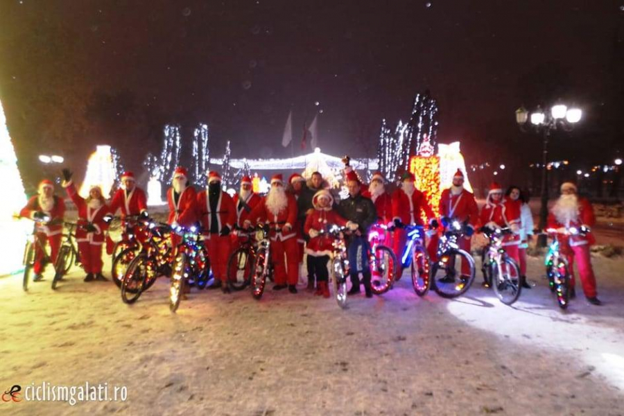 Moș Crăciun vine pe bicicletă, dar și pe apă