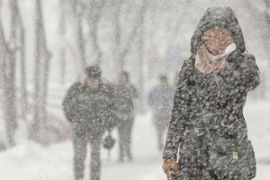 Meteorologii au prelungit codul galben de vânt și ninsori