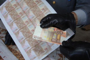 Gălăţeni arestaţi pentru plasare de bani falşi. Telefoane cumpărate cu euro ”fabricați” la Brașov