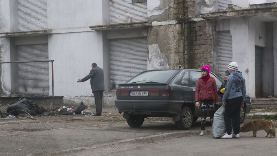 GUNOAIE aruncate aiurea, lângă containere/ "Cât timp nu se trece la AMENZI, nu putem educa pe nimeni"