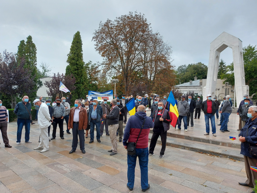 Pensionarii gălăţeni au protestat în stradă