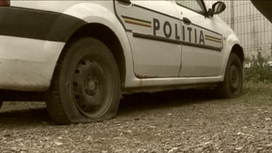 Zece autospeciale, atacate în curtea poliției