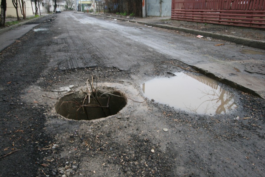 Intersecţie cu diferenţă de nivel. Batjocură pe bani publici în port