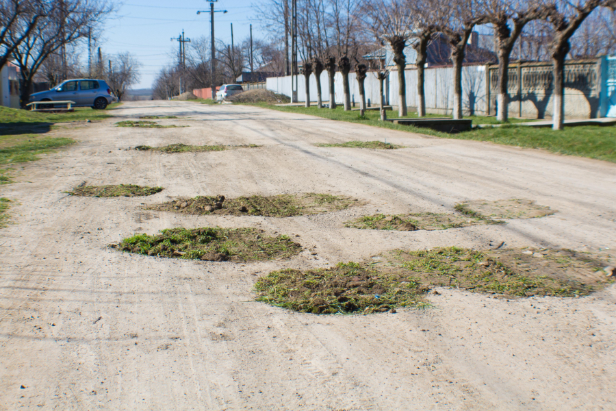 Sătenii din Braniştea nu vor vedea prea curând ASFALTUL