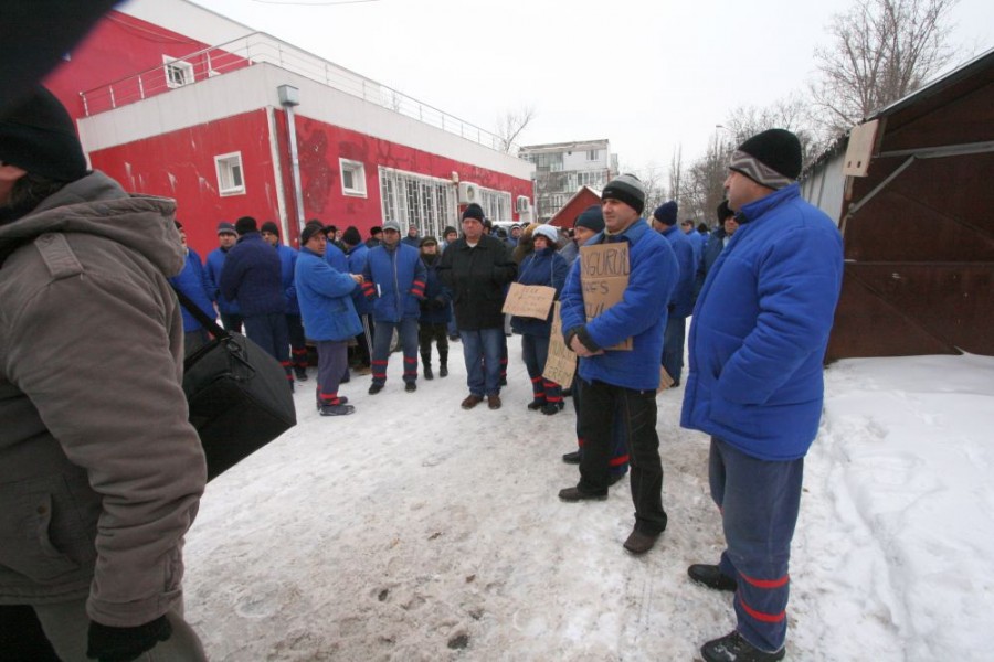 Protest spontan la Apaterm Galaţi! Peste o sută de angajaţi ameninţă cu greva foamei