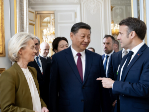 Macron s-a apucat de Xi Jin Ping Pong
