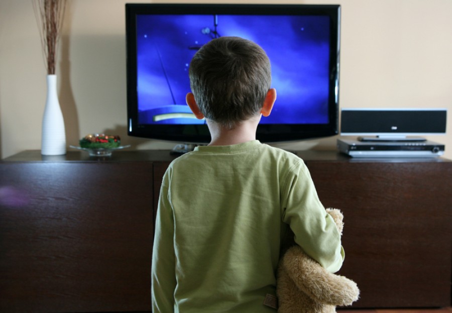 Şcoala părinţilor - Violenţa şi primitivismul tv influenţează negativ creierul copiilor