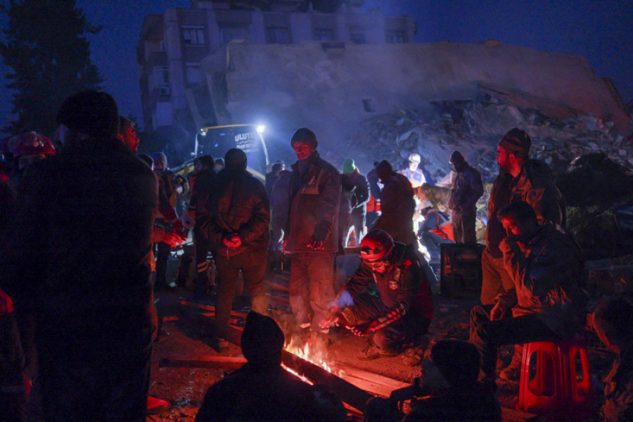 Numărul victimelor cutremurelor din Turcia și Siria depășește 16.000 de persoane