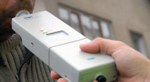 Teribilism la vârsta a două/  Băut şi fără permis, la drum cu scuterul