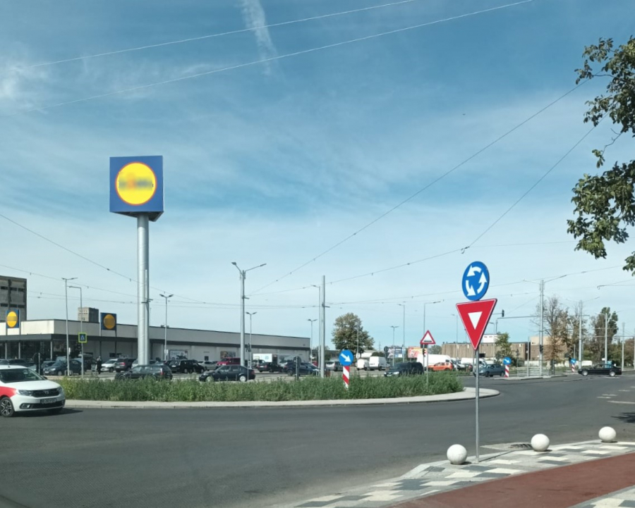 Sens giratoriu plin de buruieni, într-o intersecție abia renovată