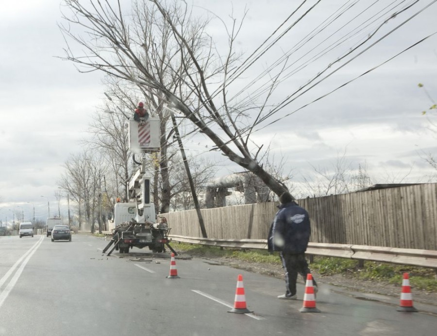 Dezastru în oraş din cauza furtunii. Codul galben de vânt a fost prelungit până la ora 15.00 (GALERIE FOTO)