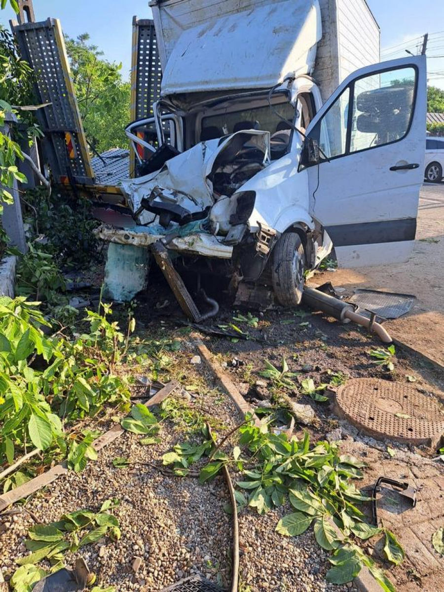 Un șofer a murit azi dimineață după ce a pierdut controlul volanului