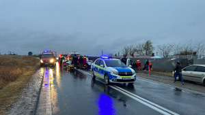 Accident cu cinci victime după ce două mașini au derapat pe carosabil