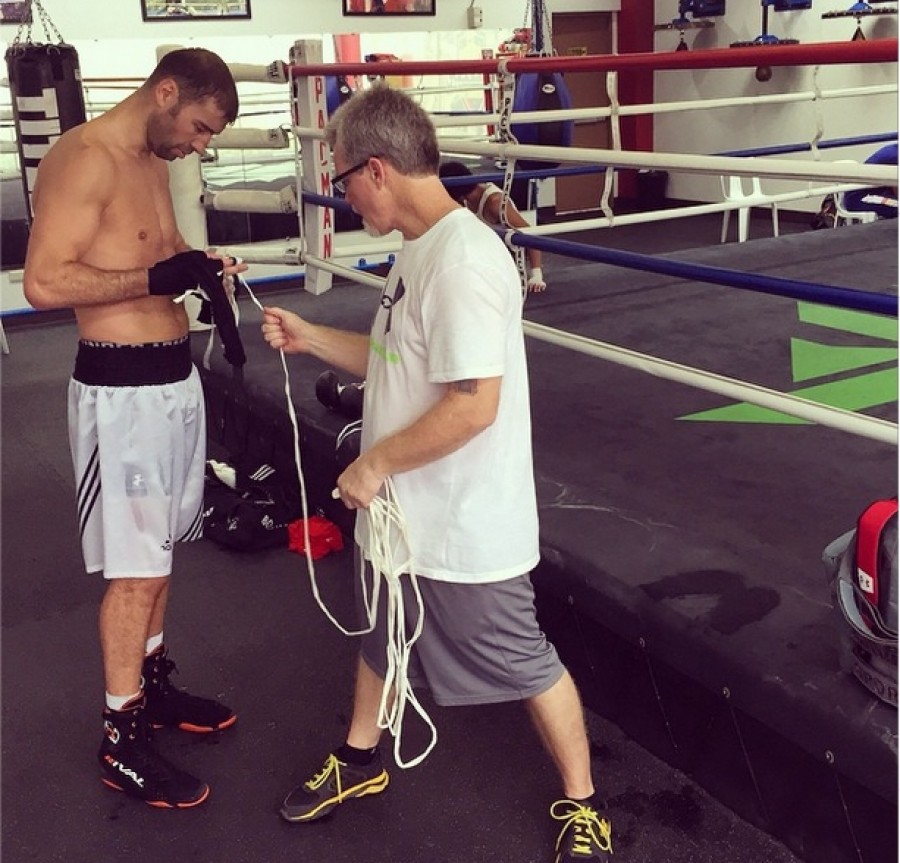 Bute continuă cu antrenorul Freddie Roach şi revine la categoria unde s-a consacrat