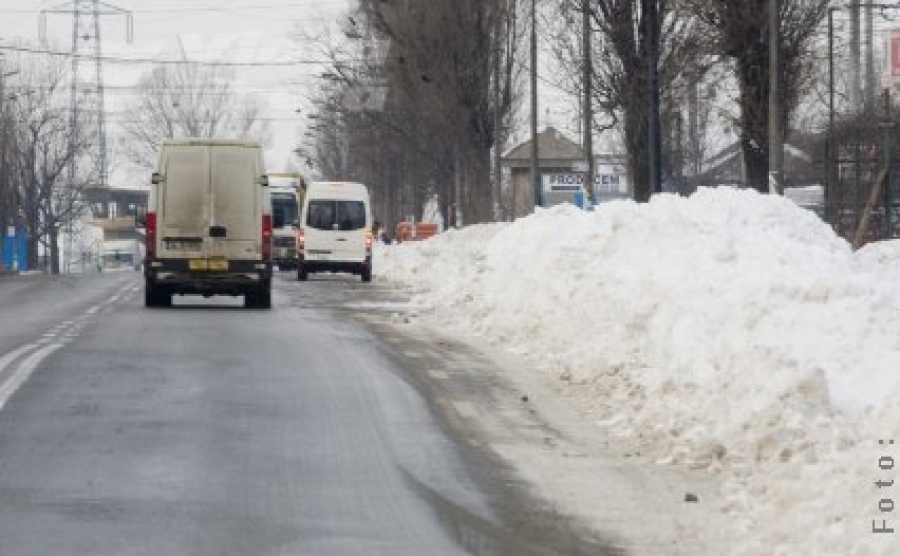 Trei porţiuni de drumuri judeţene – blocate în continuare