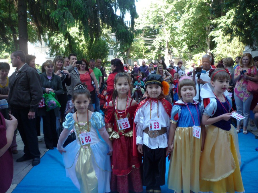 Cu şi pentru copii: Carnavalul cărţii şi spectacol în Grădina Botanică